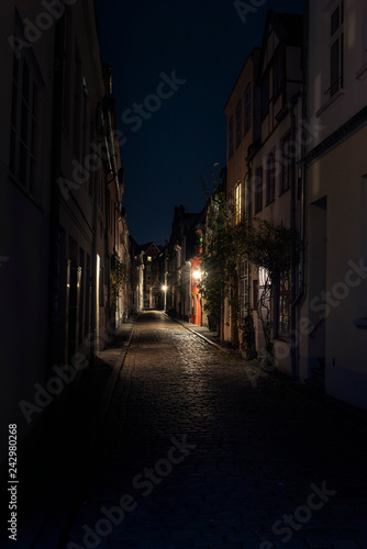 Beleuchtete Strasse in der L  becker Altstadt