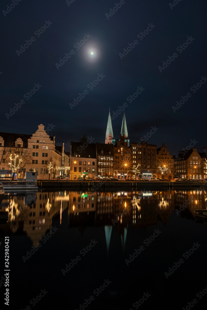 Marienkirche mit Mond und Wasserspiegelung