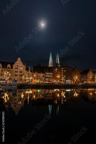 Marienkirche mit Mond und Wasserspiegelung