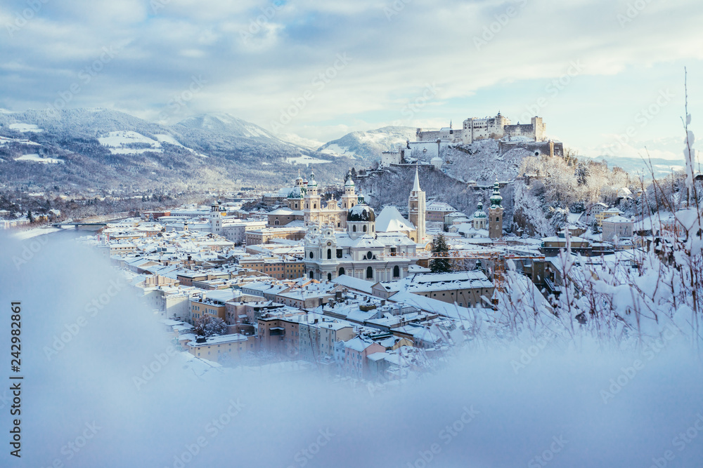Obraz premium Panorama of Salzburg in winter: Snowy historical center, sunshine