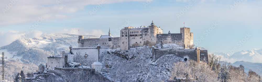 Fototapeta premium Twierdza Hohensalzburg zimą, śnieżna