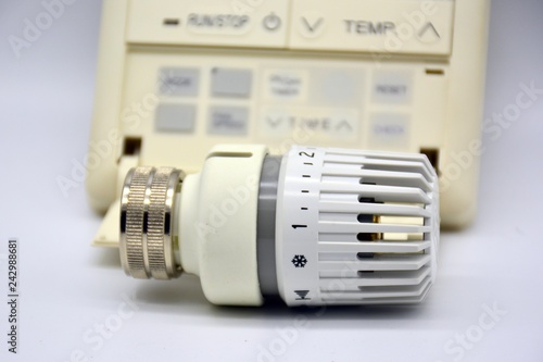 Ahorro energético, Termostato de pared y válvula termostática