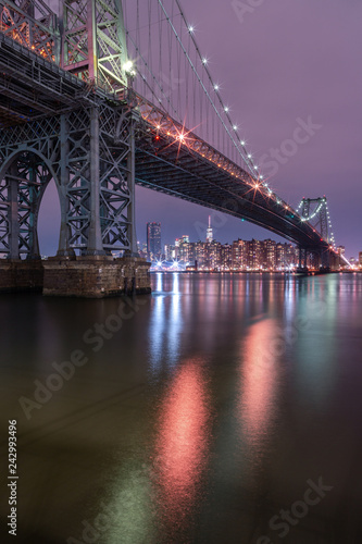 View on Williamsburg bridge at night from east river with long exposure © Andriy Stefanyshyn