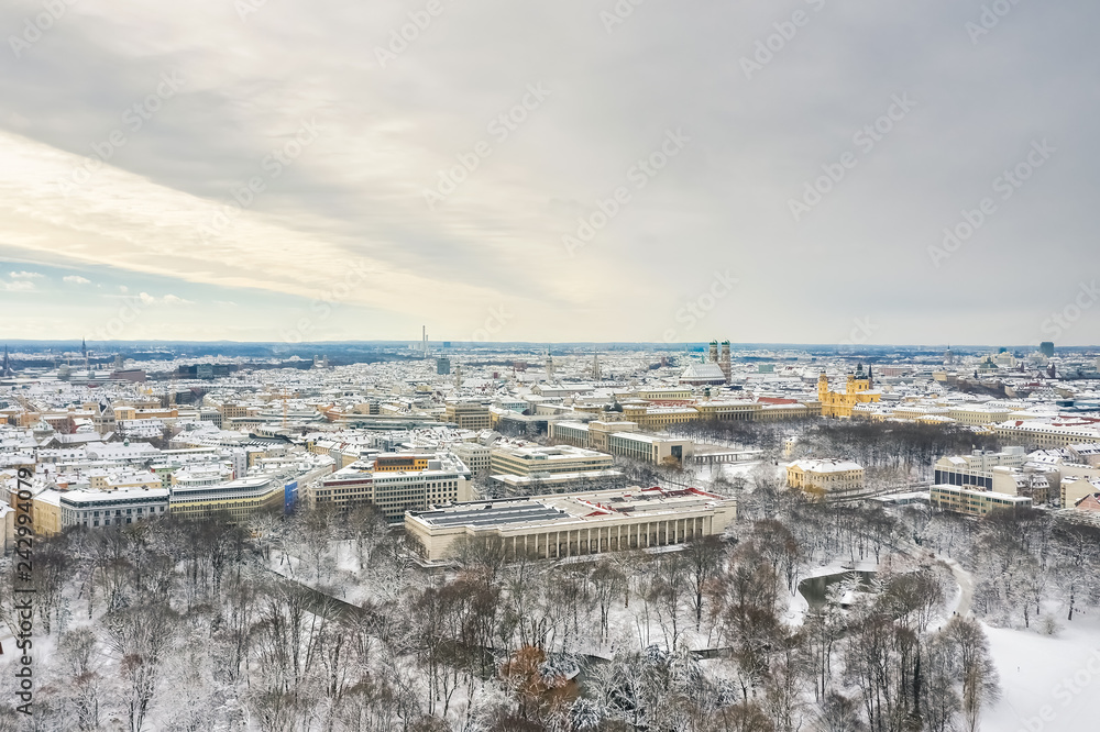 Das verschneite München im Winter von oben aus der Vogelperspektive