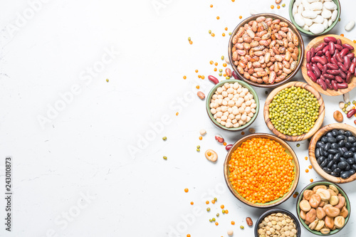 Schilderij op canvas Legumes, lentils, chikpea and beans assortment on white.