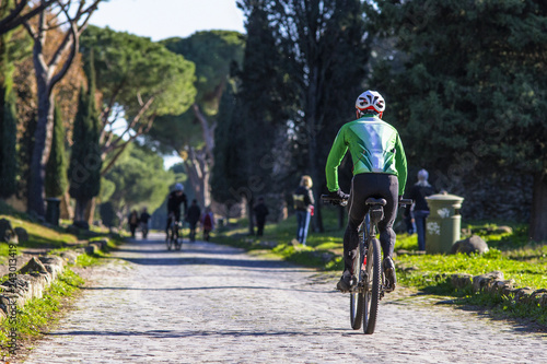 ciclisti e turisti in bicicletta lungo l'Appia Antica a Roma