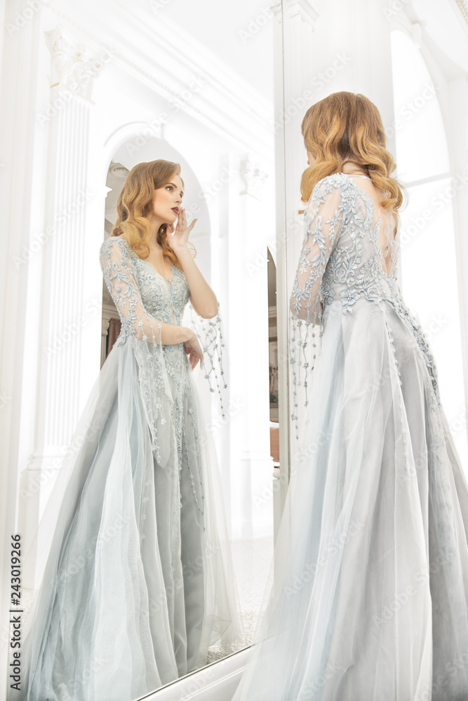 Naklejka premium bride in blue dress