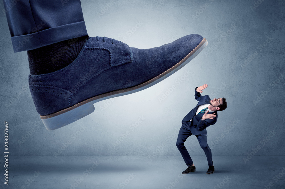 Ταπετσαρία Big foot trying to crush small man who is afraid of that