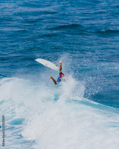 Surfer fliegt nach einem spektakulären Sturz durch die Luft auf Hawaii, Oahu