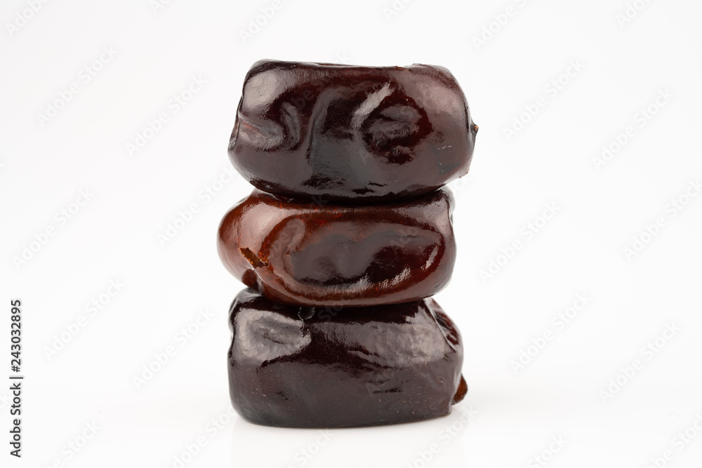 Obraz premium ripe date on white background 