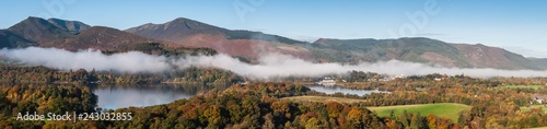 Fotografia, Obraz Panorama of Derwent Water, Lake District in Autumn colours with cloud inversion