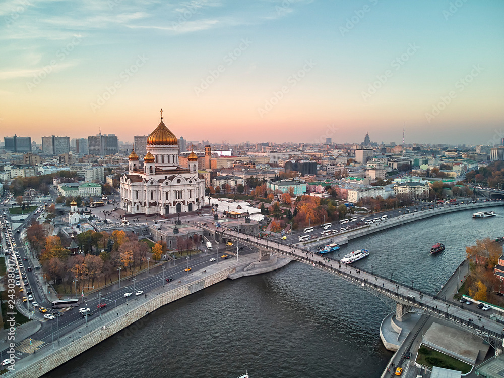 Obraz premium Sunset view of Moscow Cathedral of Christ the Savior in Moscow, Russia. Moscow river and patriarchal bridge. Aerial view