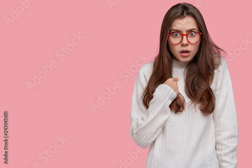 Εκτύπωση καμβά Do you blame me? Dissatisfied female model with indignant facial expression, ask