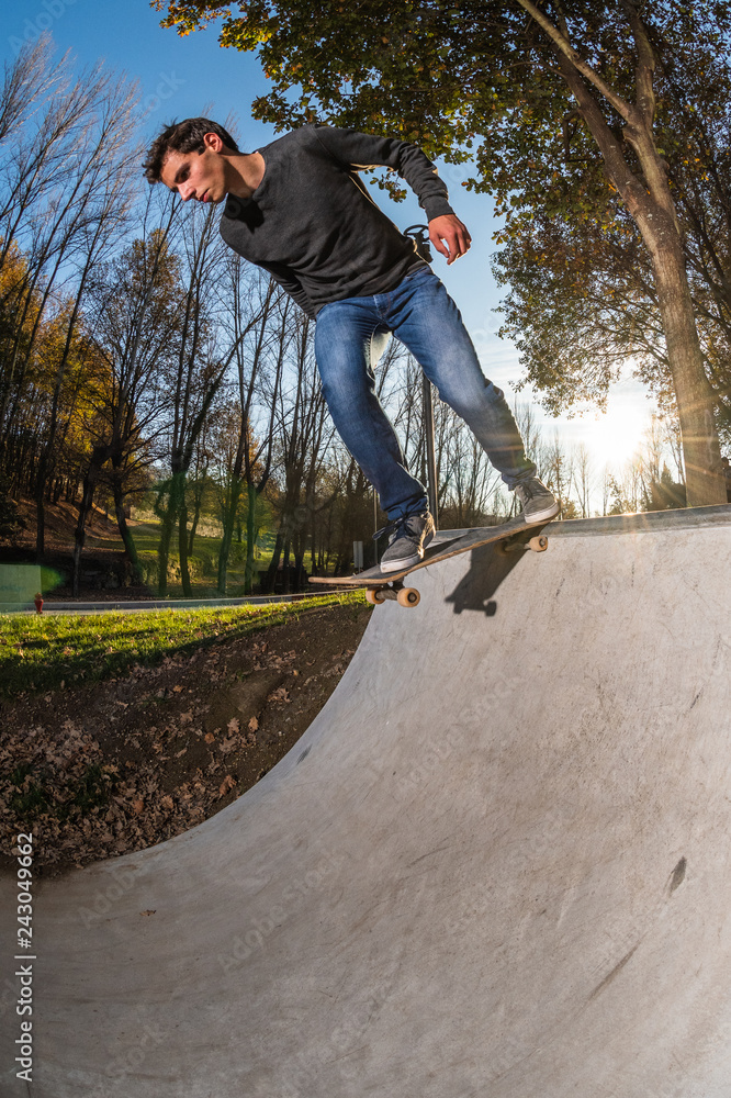 Fototapeta premium Skateboarder dropring a ramp
