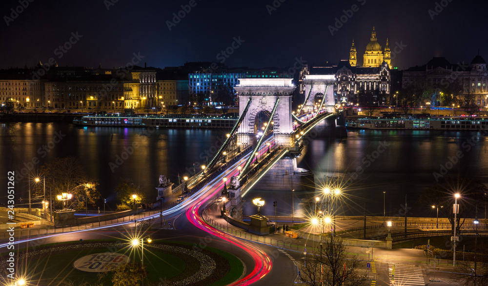 Obraz premium Széchenyi Chain Bridge at night