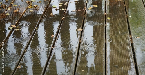 Spiegelung auf nassen Holzdielen