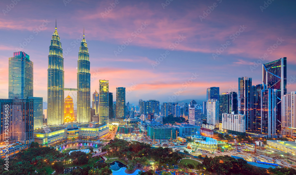 Naklejka premium Kuala Lumper skyline at twilight