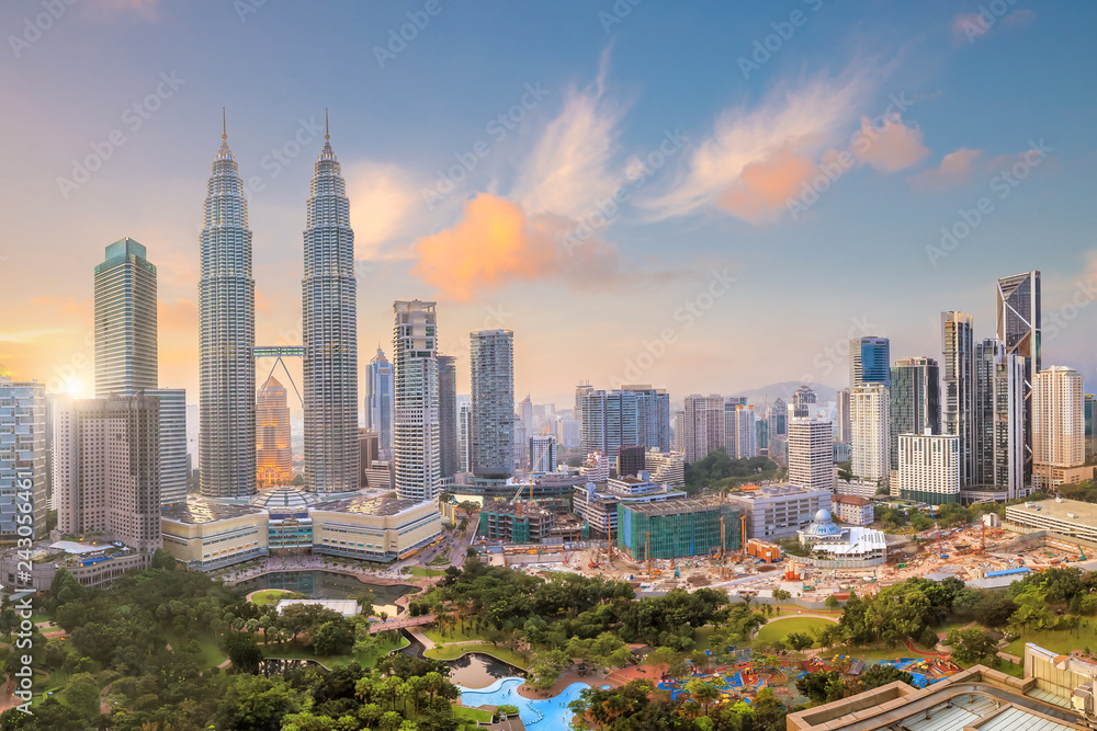 Fototapeta premium Kuala Lumper skyline at twilight