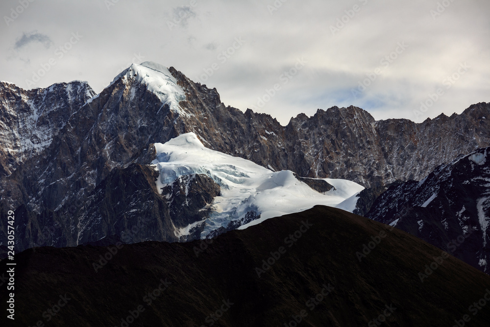 Obraz premium High altitude mountains, highlands around Xinduqiao - Ganzi Tibetan Autonomous Prefecture, Sichuan Province China. Chinese landscape - Yaha Pass near Gongga Mountain, Minya Konka. Jagged Peaks, Snow