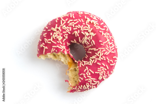 Angebissener Donut mit pinker Zuckerglasur mit weissen Hintergrund