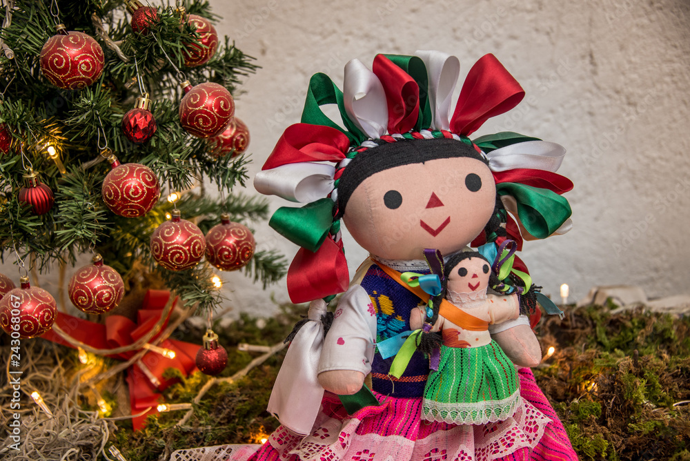 muñeca mexicana navideña, con arbol de navidad y esferas rojas, traje  tipico, marias, ojos grandes, tierna, fondo blanco, listones de colores,  luces navideñas Stock-foto | Adobe Stock