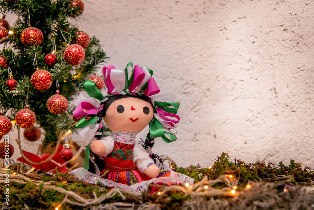 muñeca mexicana navideña, con arbol de navidad y esferas rojas, traje  tipico, marias, ojos grandes, tierna, fondo blanco, listones de colores,  luces navideñas Stock Photo | Adobe Stock