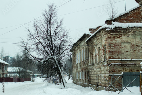 old house in winter © Alexnow