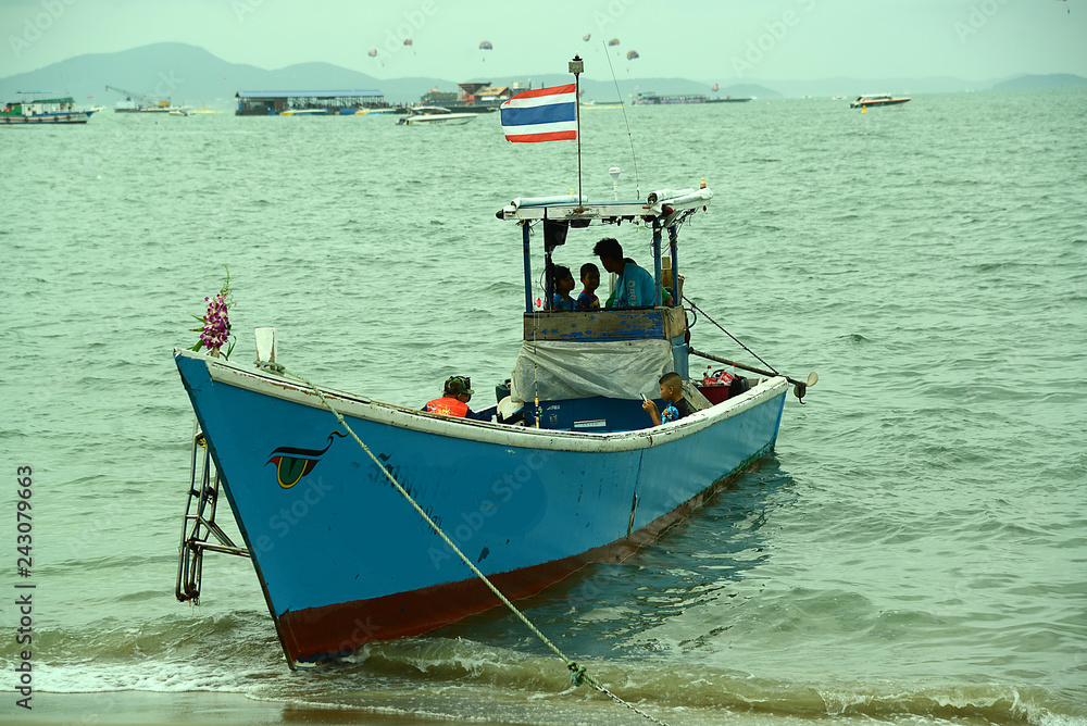Fischerboot an der Küste von Thailand Fischerboot an der Küste von Thailand