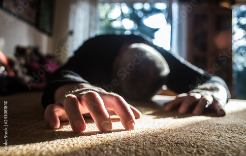 Konstfotografi ein Mann liegt ohnmächtig in einem Zimmer