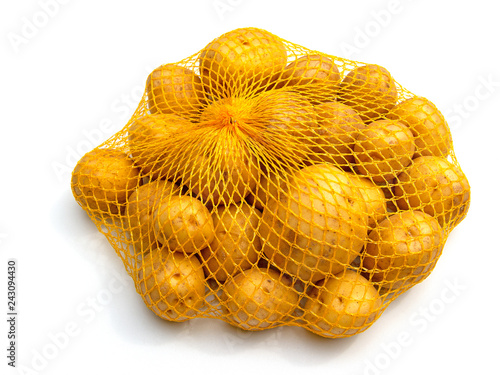 Kartoffeln im Netz verpackt vor weißem Hintergrund