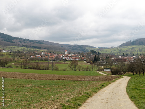 Schwarzwald. Blick auf die Ortsteile Obereggenen und das blühende Eggenertal im Markgräflerland. Landkreis Lörrach Baden-Württemberg.