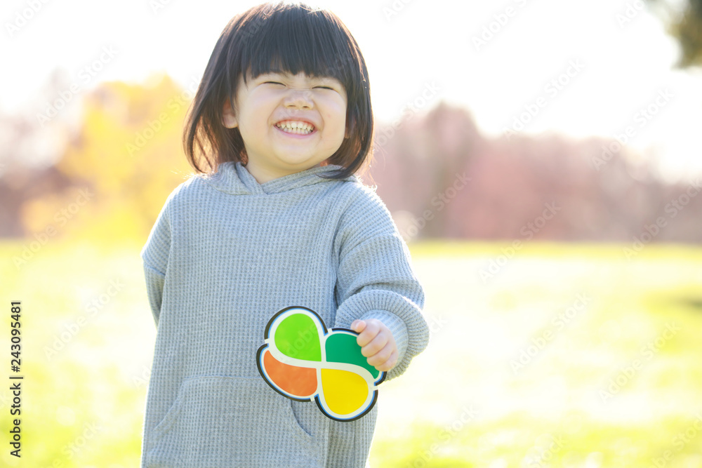 高齢者マークを持つ女の子