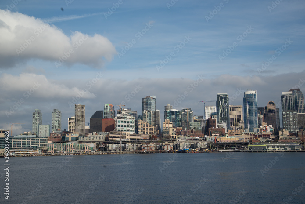 Naklejka premium Panoramę Seattle z promu na wyspę Bainbridge