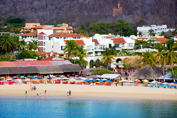 Sierkussen Mexico Baai van Huatulco met tropisch strand  © galina_savina