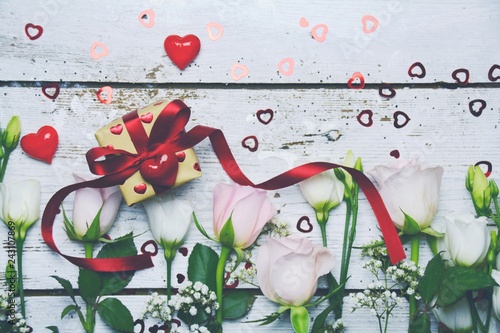 Rosen mit Geschenk Paket - ...