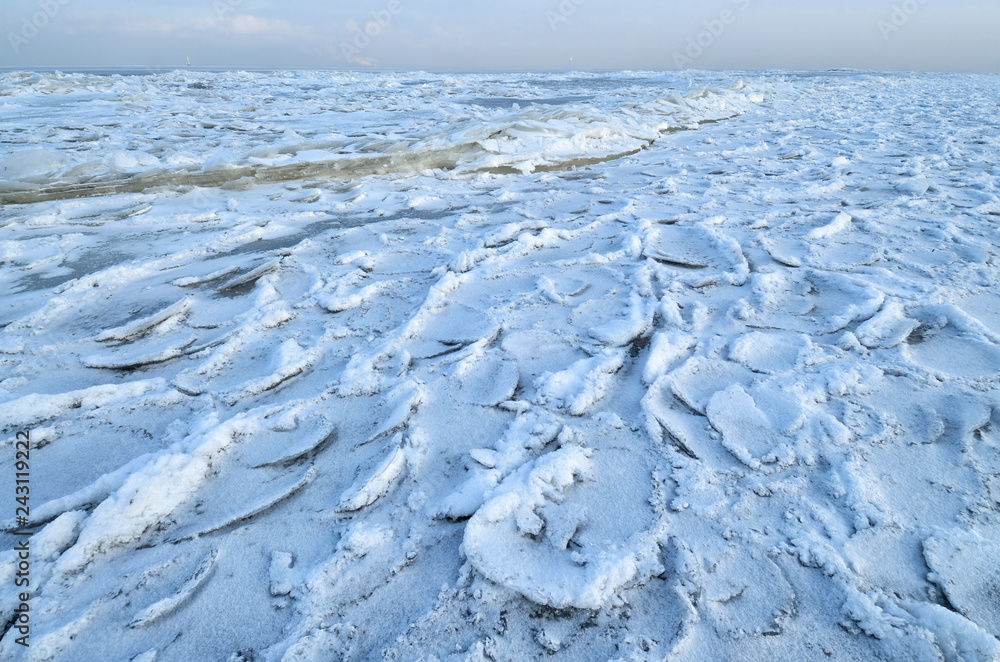 Obraz premium The Bay is covered with ice.