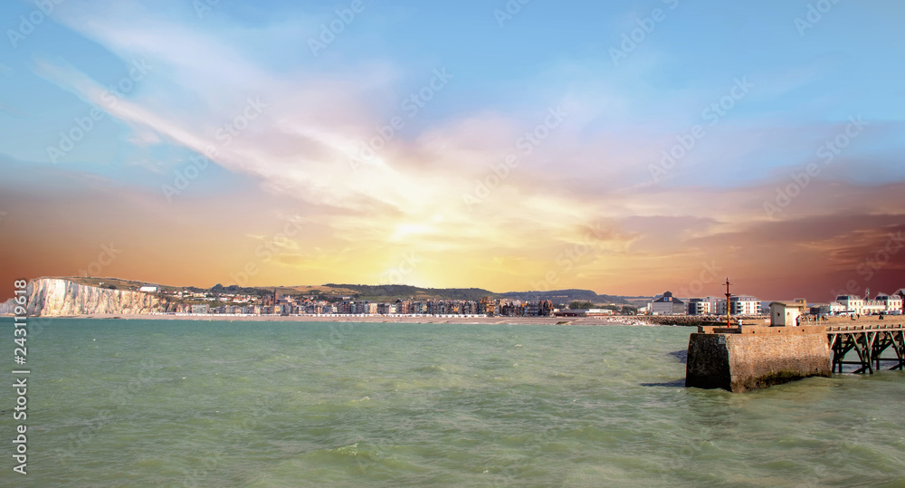 Les falaises de Mers les Bains et l'entrée du Tréport, Seine Maritime, Normandie	