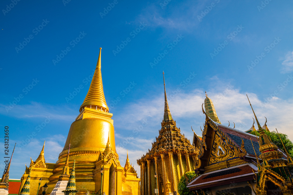 Fototapeta premium Temple of emerald buddha with blue sky cloud travel sightseeing in Bangkok