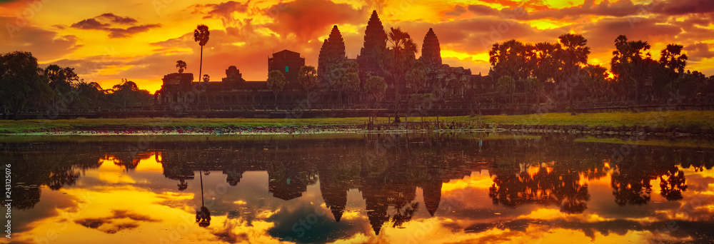 Naklejka premium Świątynia Angkor Wat o wschodzie słońca. Siem Reap. Kambodża. Panorama