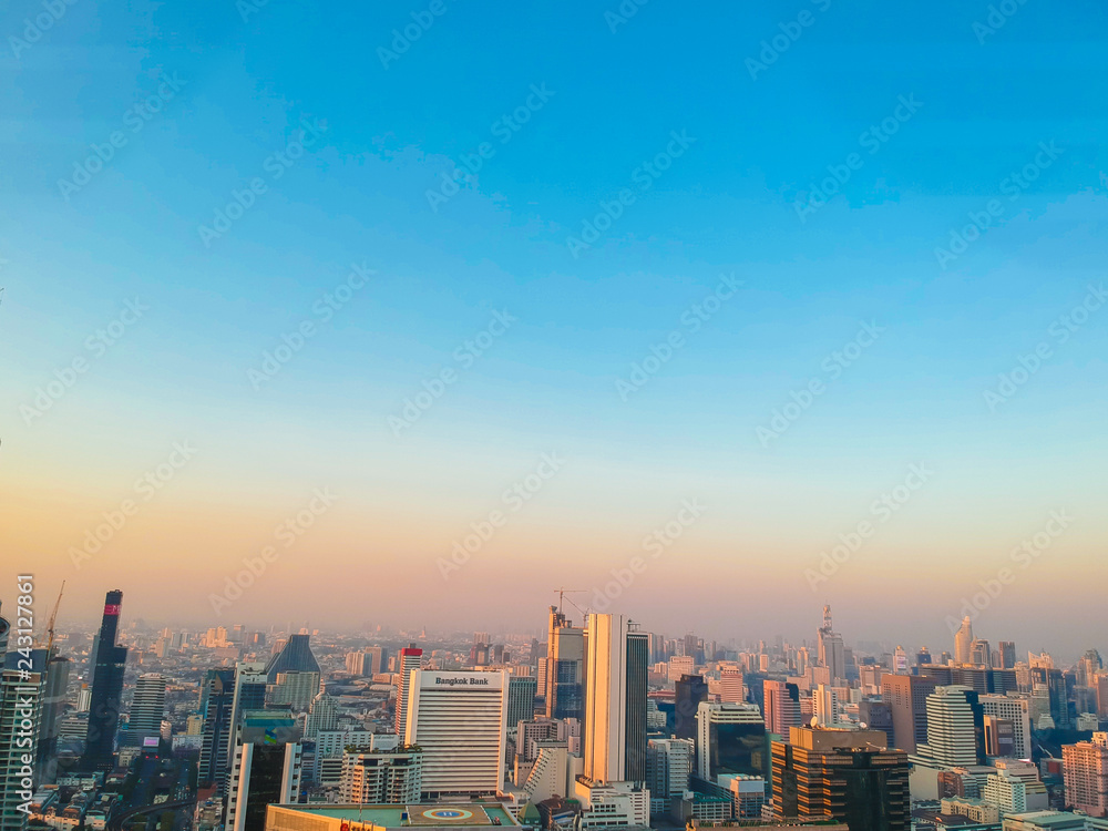 Fototapeta premium Widok z lotu ptaka Bangkoku nowoczesny budynek biurowy kolorowy wschód słońca
