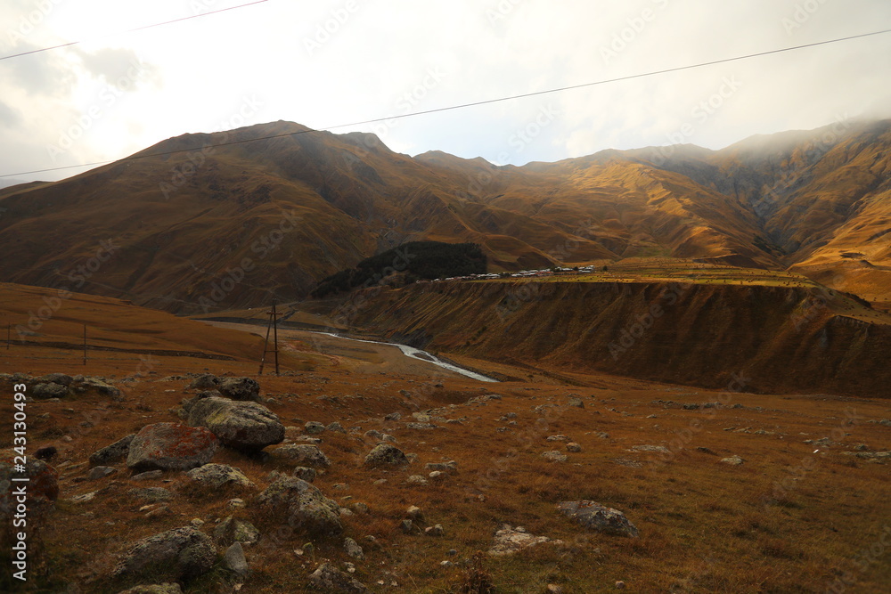 Naklejka premium Brown field with mountains