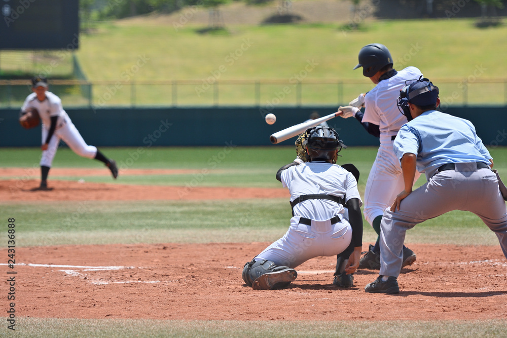 高校野球の試合でヒットを打つバッター 高校野球の試合でヒットを打つバッター