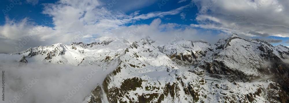 Naklejka premium Antena krajobraz z śnieżnymi górami
