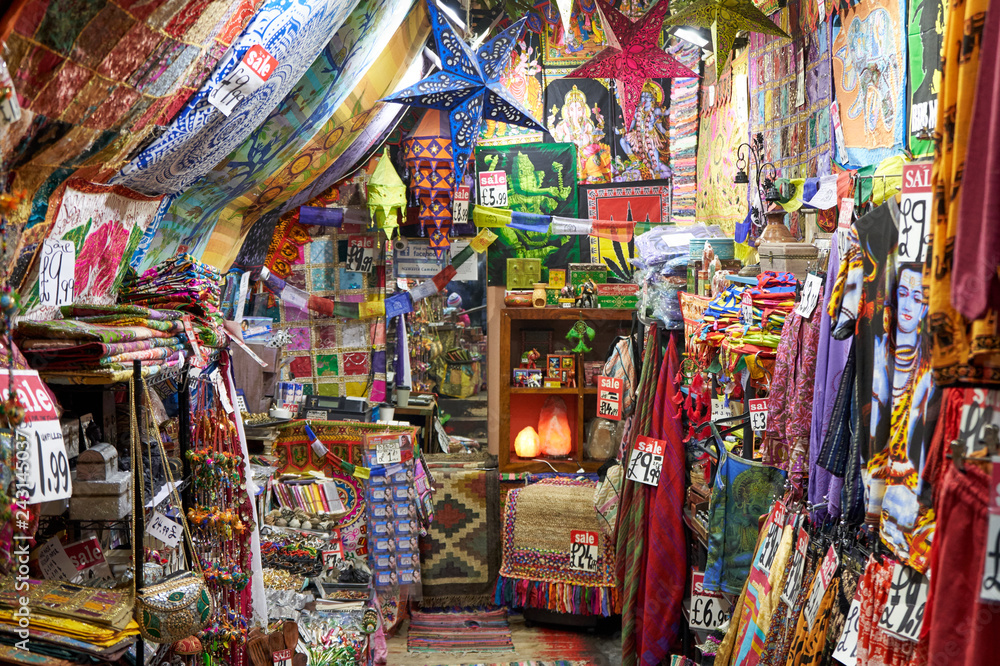 Fototapeta premium Orientalisch und indisch, bunt geschmückter Laden in Camden, London