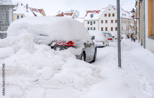 zugeschneite Autos im Winter photo