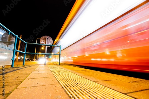 Tram bei Nacht