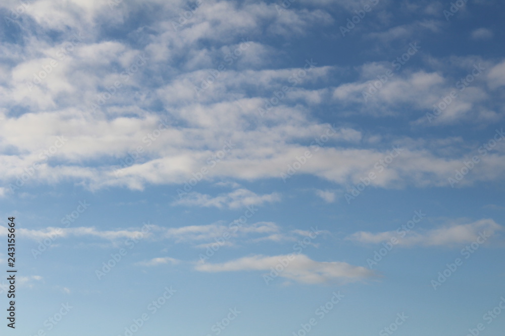 Strukturierter blauer Himmel mit schönem Wolkengebilde Strukturierter blauer Himmel mit schönem Wolkengebilde