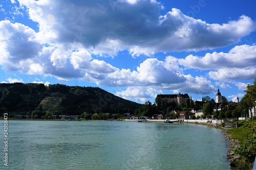 Fototapeta Naklejka Na Ścianę i Meble -  Donau Fluss in grein in österreich