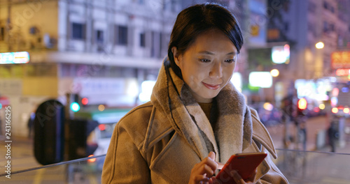 Canvas Print Woman use of mobile phone in city at night