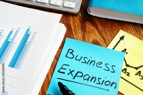 Φωτογραφία Business expansion written on a piece of paper.